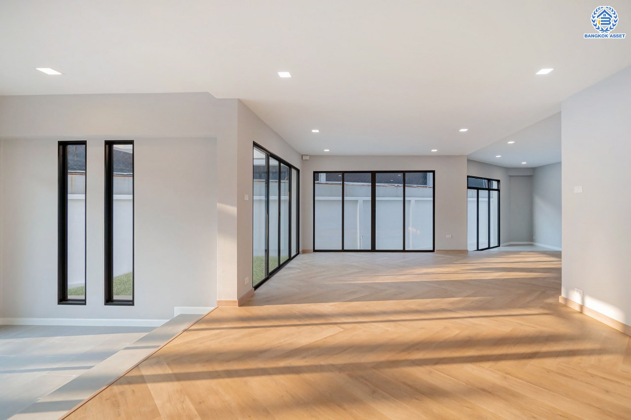 บ้านมือสองตกแต่งใหม่ ดีไซน์สวย โครงการ ลาดพร้าว130 ลาดพร้าว หลังใหญ่ถึง 154 ตร.ว. ฟังก์ชัน 4 ห้องนอน 5 ห้องน้ำ 1 ห้องแม่บ้าน จอดรถได้ 2 คัน พื้นที่ใช้สอยกว่า 589 ตร.ม. รองรับทุกกิจกรรม บนทำเลเชื่อมต่อหลายเส้นทาง อาทิ ถนนรัชดาภิเษก, ถนนเสรีไทย, ถนนรามคำแหง ใกล้จุดขึ้นทางด่วน "ฉลองรัช" ใกล้รถไฟฟ้าสายสีเหลือง "สถานีลาดพร้าว101" และรถไฟฟ้าสายสีส้ม "หัวหมาก"